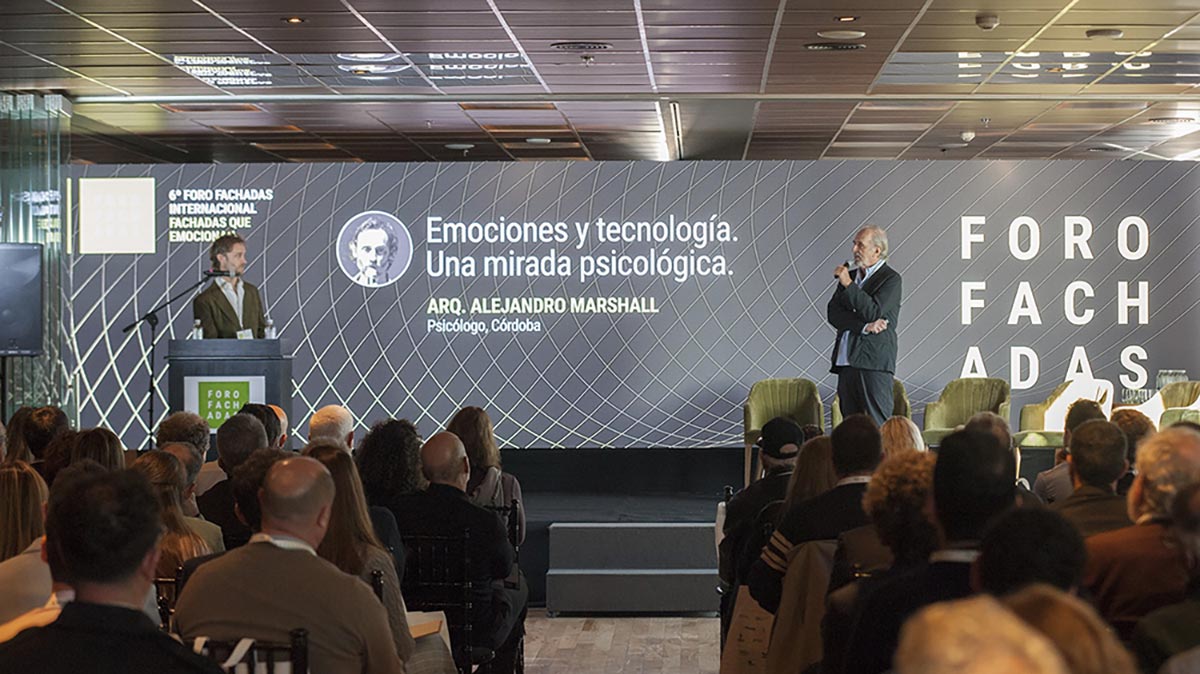 Conferencia-emociones-y-Tecnologia-en-el-marco-del-tema-Fachadas-que-Emocionan
